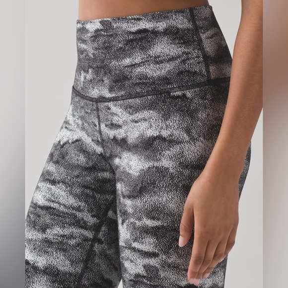 Lululemon Wunder Under Crop - Size 6 Black White - Picture 4 of 7